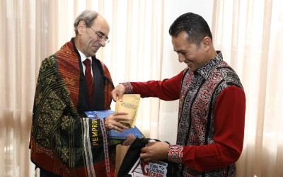 Wagub Musa Rajekshah Perkenalkan Kopi dan Ulos ke Dubes Swiss